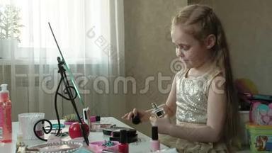 一个留着红色头发的小女孩洒<strong>上香</strong>水或马桶水，照镜子，化妆，脸，时尚，风格